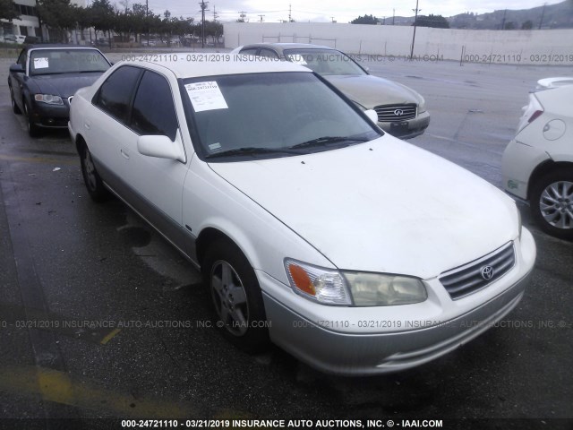 JT2BG22K510549718 - 2001 TOYOTA CAMRY CE/LE/XLE WHITE photo 1