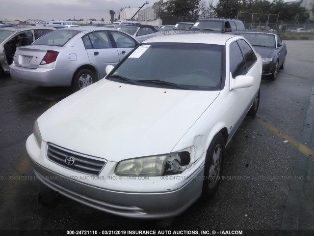 JT2BG22K510549718 - 2001 TOYOTA CAMRY CE/LE/XLE WHITE photo 2