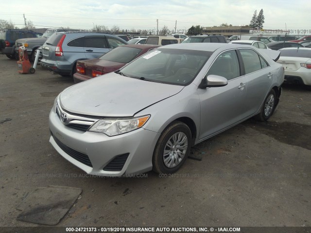 4T1BF1FKXCU041945 - 2012 TOYOTA CAMRY SE/LE/XLE SILVER photo 2