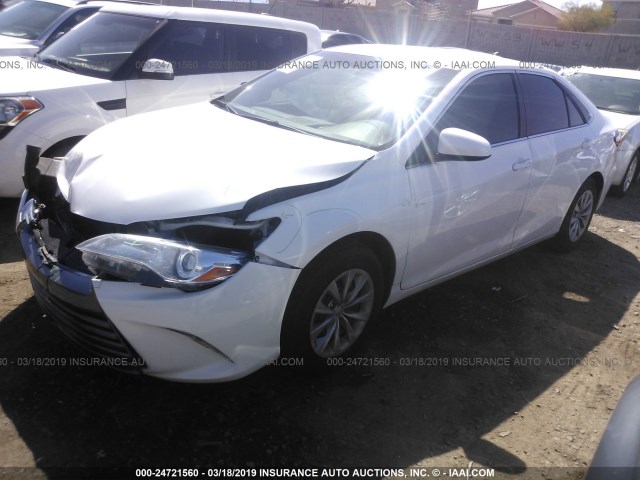 4T1BF1FK5HU359821 - 2017 TOYOTA CAMRY LE/XLE/SE/XSE WHITE photo 2