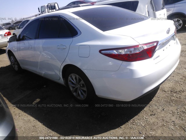 4T1BF1FK5HU359821 - 2017 TOYOTA CAMRY LE/XLE/SE/XSE WHITE photo 3