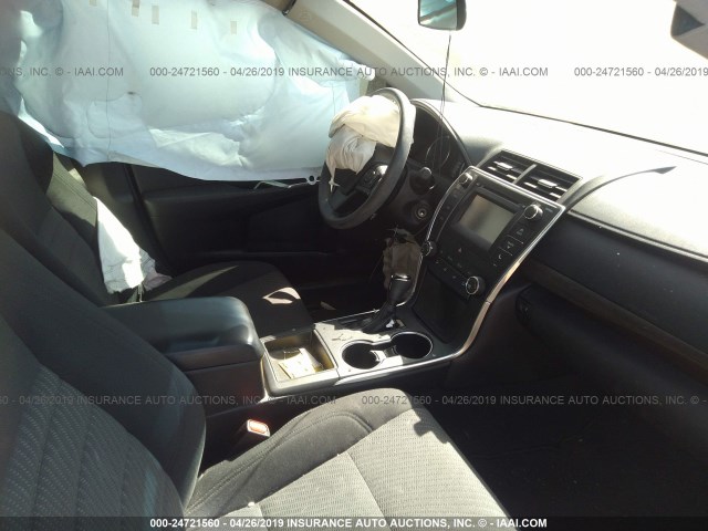 4T1BF1FK5HU359821 - 2017 TOYOTA CAMRY LE/XLE/SE/XSE WHITE photo 5