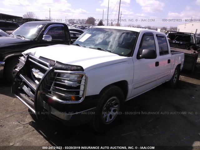 2GCEC13T551316045 - 2005 CHEVROLET SILVERADO C1500 WHITE photo 2