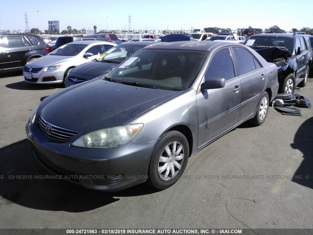 4T1BE32K05U506143 - 2005 TOYOTA CAMRY LE/XLE/SE GRAY photo 2