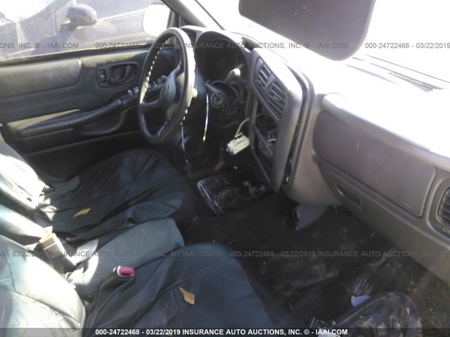 1GNCS13W0YK113175 - 2000 CHEVROLET BLAZER WHITE photo 5