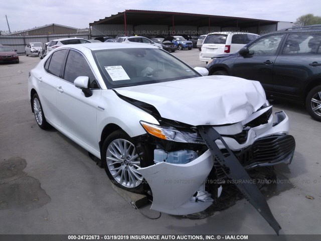 4T1B21HK1KU511433 - 2019 TOYOTA CAMRY HYBRID/LE/XLE/SE WHITE photo 1