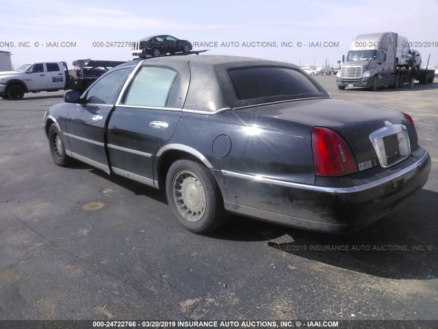 1LNHM81W5XY660941 - 1999 LINCOLN TOWN CAR EXECUTIVE BLACK photo 3