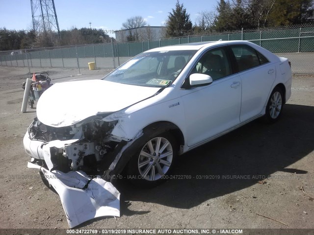 4T1BD1FK9CU025807 - 2012 TOYOTA CAMRY HYBRID/LE/XLE WHITE photo 2