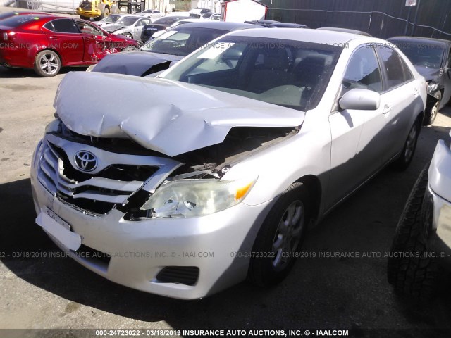 4T4BF3EK4BR102367 - 2011 TOYOTA CAMRY SE/LE/XLE SILVER photo 2