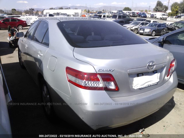 4T4BF3EK4BR102367 - 2011 TOYOTA CAMRY SE/LE/XLE SILVER photo 3