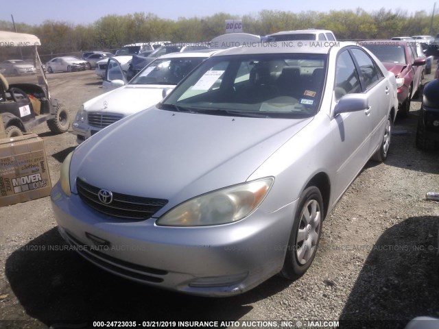 4T1BE32K33U120815 - 2003 TOYOTA CAMRY LE/XLE/SE SILVER photo 2