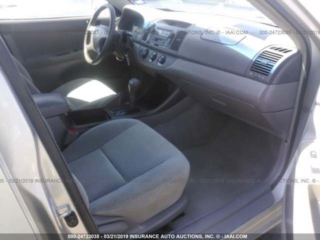 4T1BE32K33U120815 - 2003 TOYOTA CAMRY LE/XLE/SE SILVER photo 5