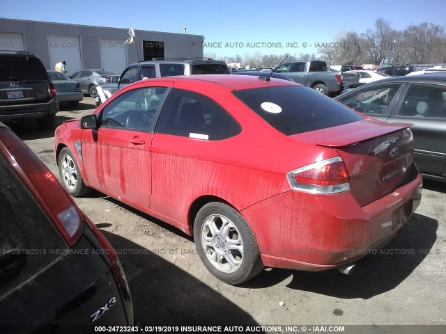 1FAHP33N98W103116 - 2008 FORD FOCUS SE/SEL/SES RED photo 3