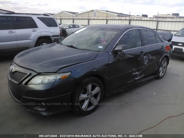 4T1BF3EK2BU733984 - 2011 TOYOTA CAMRY SE/LE/XLE GRAY photo 2