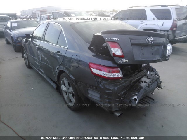 4T1BF3EK2BU733984 - 2011 TOYOTA CAMRY SE/LE/XLE GRAY photo 3