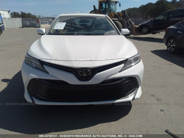 4T1B11HK9JU580047 - 2018 TOYOTA CAMRY WHITE photo 6