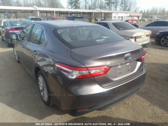 4T1B11HK5JU522453 - 2018 TOYOTA CAMRY L/LE/XLE/SE/XSE GRAY photo 3