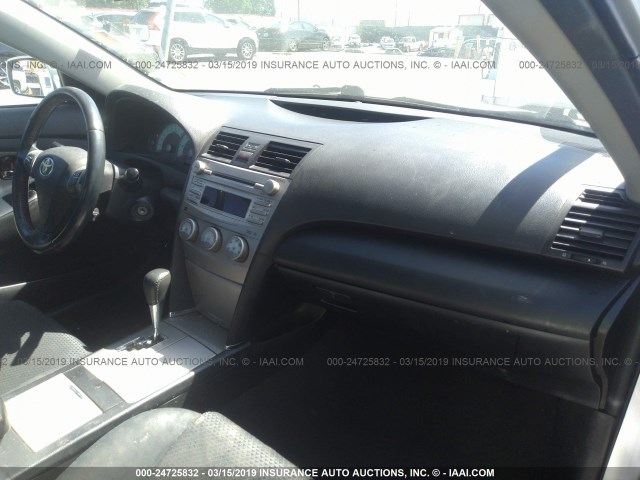 4T1BF3EK0BU609261 - 2011 TOYOTA CAMRY SE/LE/XLE 银色 照片 5