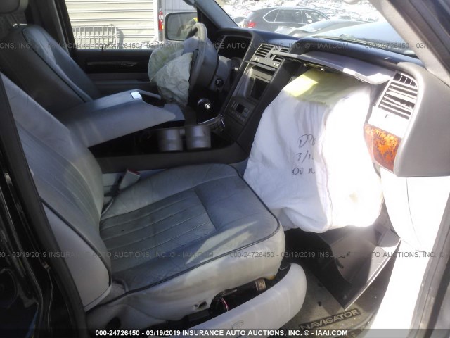 5LMFU28505LJ18459 - 2005 LINCOLN NAVIGATOR 黑色 照片 5