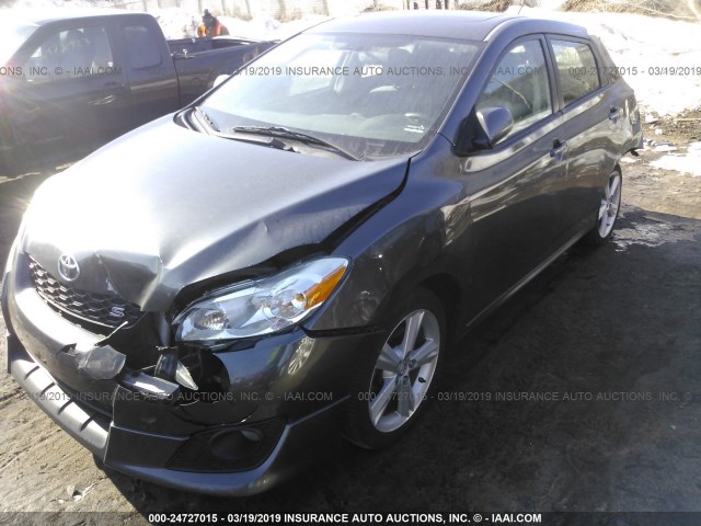 2T1LE40E89C009064 - 2009 TOYOTA COROLLA MATRIX S GRAY photo 2