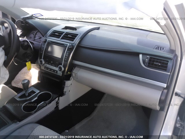 4T4BF1FK3ER402599 - 2014 TOYOTA CAMRY L/SE/LE/XLE 银色 照片 5