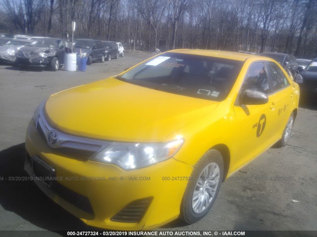 4T1BD1FK5EU140150 - 2014 TOYOTA CAMRY HYBRID/LE/XLE YELLOW photo 2