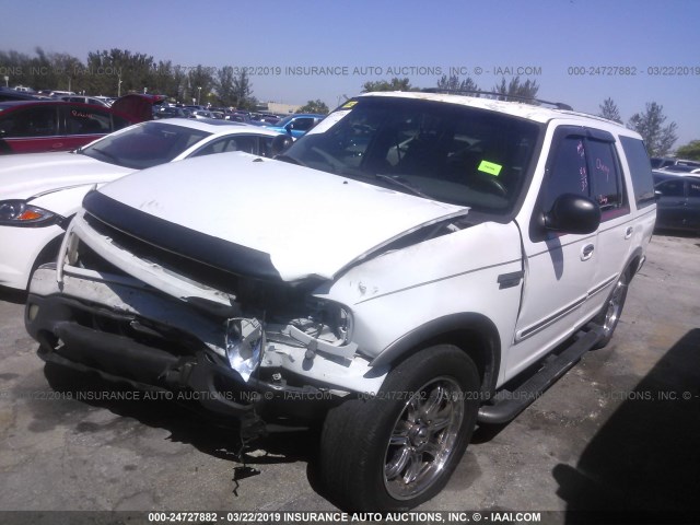 1FMRU1563YLA33269 - 2000 FORD EXPEDITION XLT WHITE photo 2