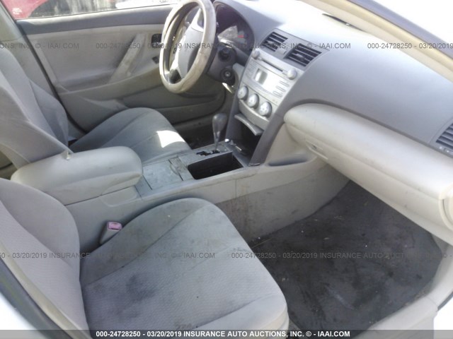 4T1BF3EK7BU699069 - 2011 TOYOTA CAMRY SE/LE/XLE 白色 照片 5