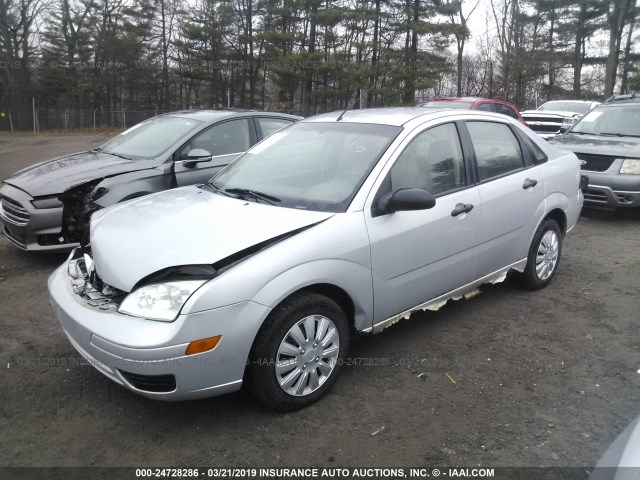 1FAFP34N35W279919 - 2005 FORD FOCUS ZX4 SILVER photo 2