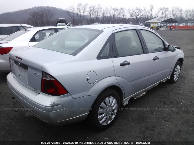 1FAFP34N35W279919 - 2005 FORD FOCUS ZX4 SILVER photo 4