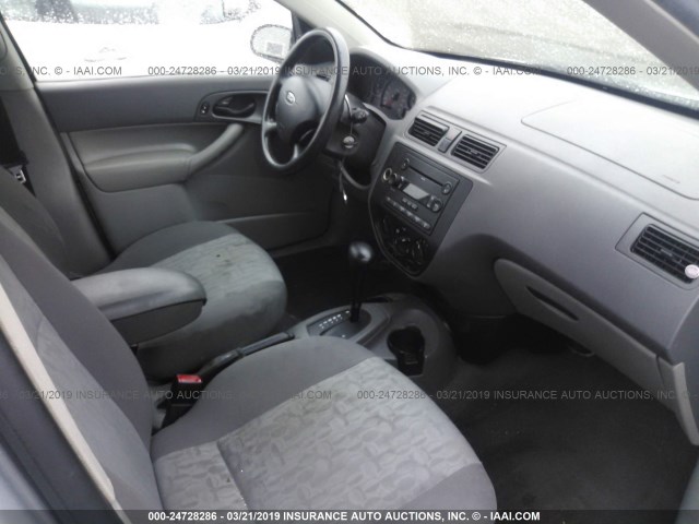 1FAFP34N35W279919 - 2005 FORD FOCUS ZX4 SILVER photo 5