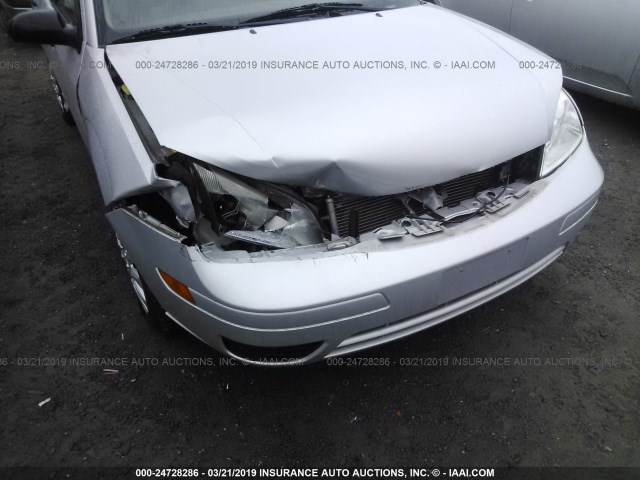 1FAFP34N35W279919 - 2005 FORD FOCUS ZX4 SILVER photo 6