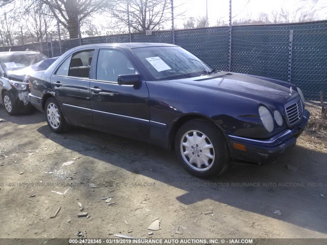 WDBJF55F8TJ019258 - 1996 MERCEDES-BENZ E 320 Navy photo 1