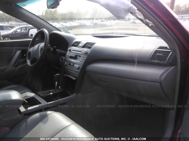 4T4BF3EK0BR176448 - 2011 TOYOTA CAMRY SE/LE/XLE RED photo 5