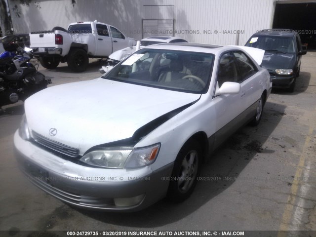 JT8BF28G5W5037687 - 1998 LEXUS ES 300 WHITE photo 2