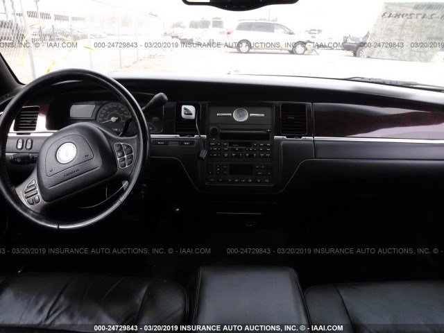 1LNHM84W44Y637223 - 2004 LINCOLN TOWN CAR EXECUTIVE L BLACK photo 5