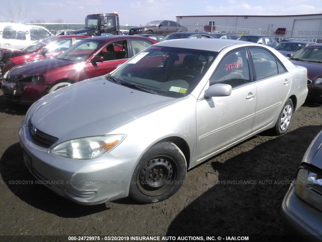 4T1BE32KX2U071837 - 2002 TOYOTA CAMRY LE/XLE/SE SILVER photo 2