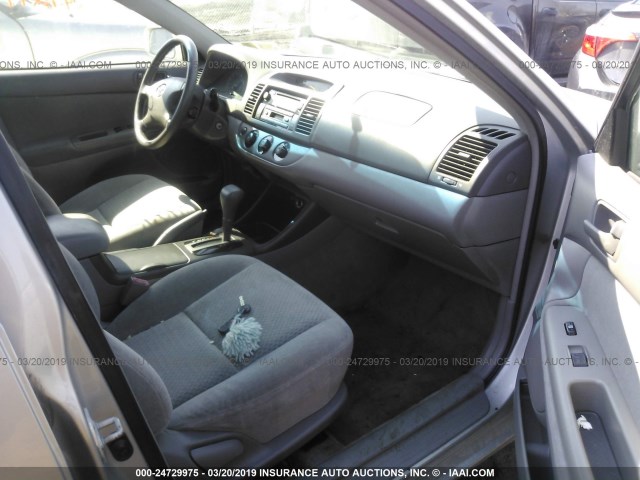 4T1BE32KX2U071837 - 2002 TOYOTA CAMRY LE/XLE/SE SILVER photo 5