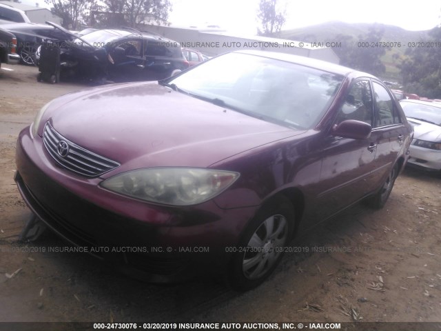 4T1BE32K55U427079 - 2005 TOYOTA CAMRY LE/XLE/SE RED photo 2