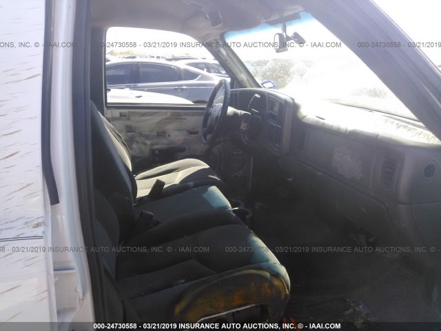 2GCEC13T661105566 - 2006 CHEVROLET SILVERADO C1500 WHITE photo 5