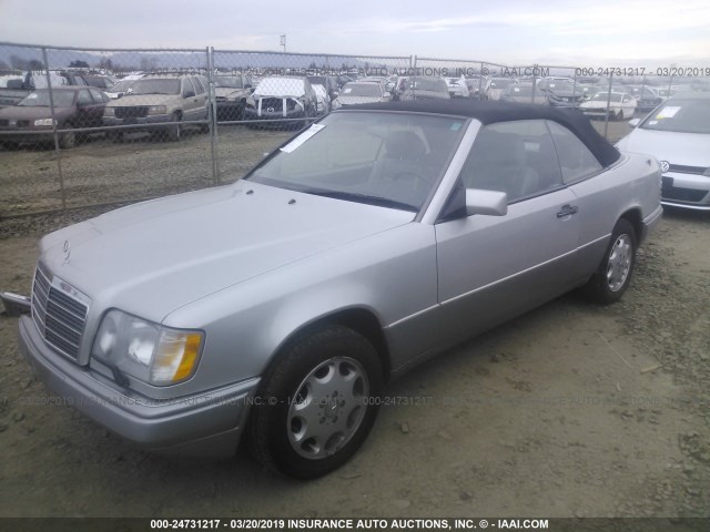 WDBEA66E5SC280930 - 1995 MERCEDES-BENZ E 320 SILVER photo 2