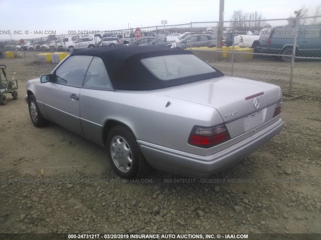 WDBEA66E5SC280930 - 1995 MERCEDES-BENZ E 320 SILVER photo 3