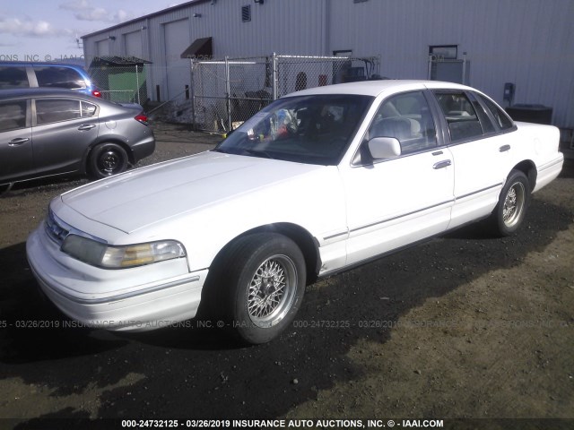 2FALP74W5VX118107 - 1997 FORD CROWN VICTORIA LX WHITE photo 2