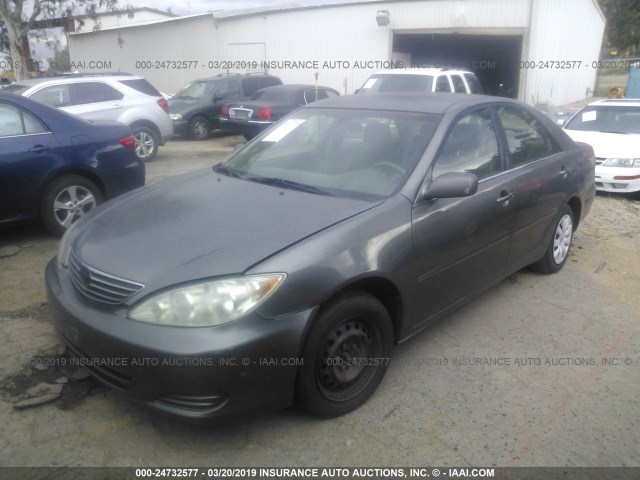 4T1BE32K85U508688 - 2005 TOYOTA CAMRY LE/XLE/SE GRAY photo 2