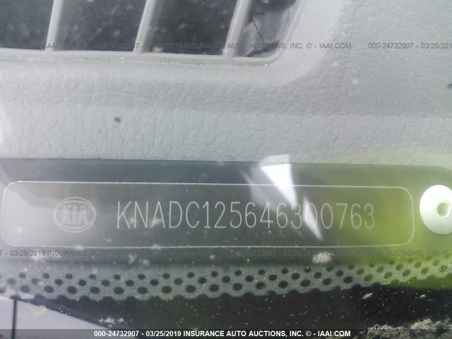 KNADC125646300763 - 2004 KIA RIO SILVER photo 9