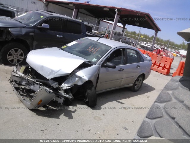 1FAHP34N66W219918 - 2006 FORD FOCUS ZX4 SILVER photo 2