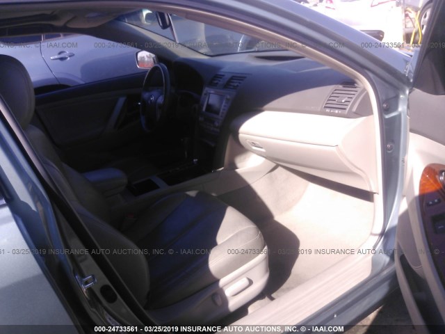 4T1BK3EK0BU620045 - 2011 TOYOTA CAMRY SE/LE/XLE BLUE photo 5