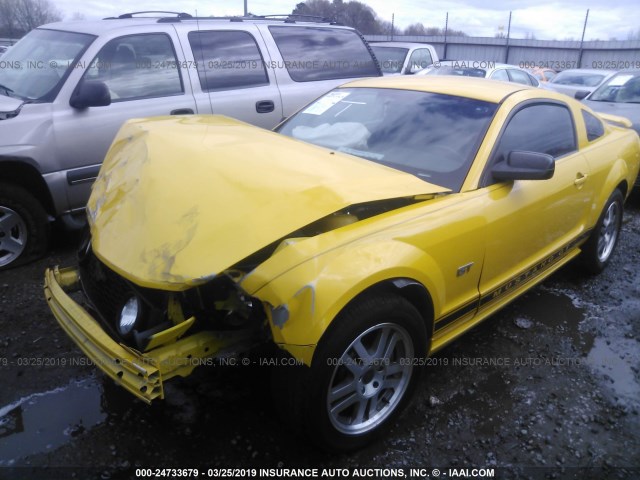 1ZVFT82H055220670 - 2005 FORD MUSTANG GT YELLOW photo 2