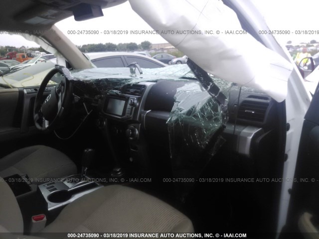 JTEBU5JR4G5281378 - 2016 TOYOTA 4RUNNER SR5 PREM/LTDL/TRAIL/TRD WHITE photo 5