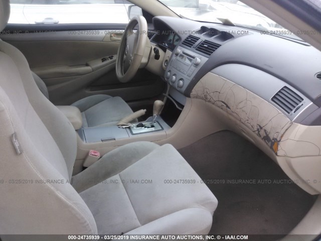 4T1CE38P54U799818 - 2004 TOYOTA CAMRY SOLARA SE/SLE WHITE photo 5